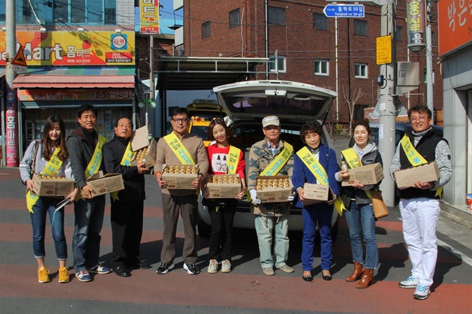 24일 음료수 나눔 봉사에 참여한 대구한국일보 시민기자대학 5기 회원들이 봉사활동 후 한 자리에 모여 포즈를 취했다. 김민규기자 whitekmg@hankookilbo.com