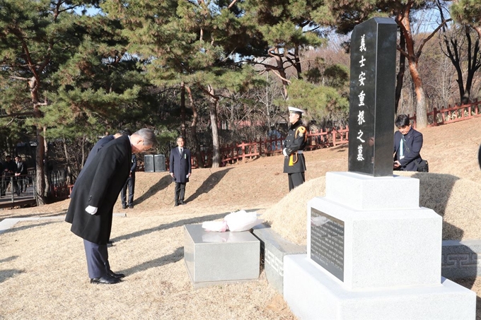 문재인 대통령이 26일 오전 서울 용산구 효창공원 내 안중근 의사 묘소를 찾아 참배하고 있다. 연합뉴스