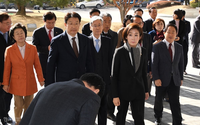 나경원 자유한국당 원내대표를 비롯한 의원들이 26일 오전 '환경부 블랙리스트' 의혹에 대한 엄정한 수사를 촉구하기 위해 서울 서초동 대검찰청을 항의 방문하고 있다. 오대근기자