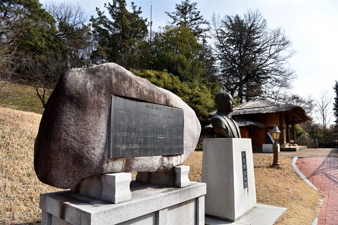 영남루 근처에는 박시춘 노래비와 박시춘 생가도 있다.