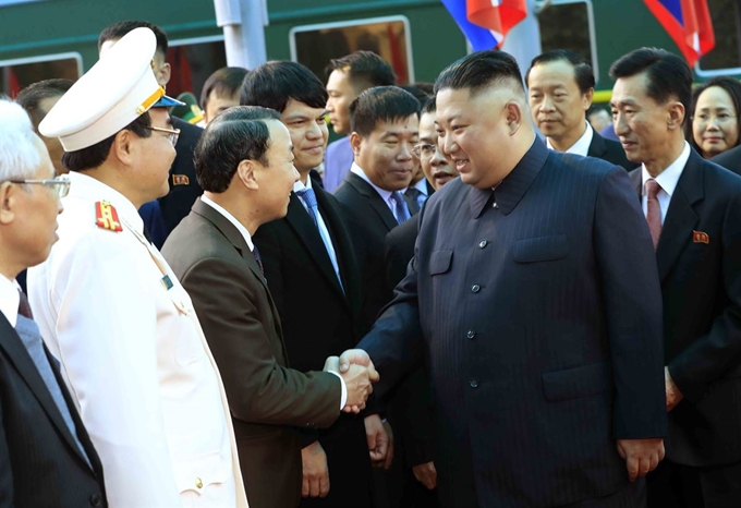 26일 김정은 북한 국무위원장이 중국과 접경지역인 베트남 랑선성 동당역에 도착해 환영 나온 인사들과 악수를 나누고 있다. EPA 연합뉴스