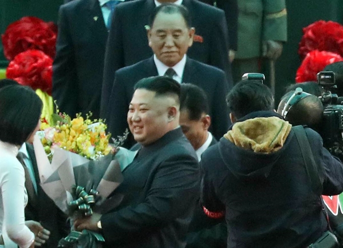 김정은 북한 국무위원장이 베트남 랑선성 동당역에 도착해 환영 꽃다발을 받고 있다. 랑선성=연합뉴스