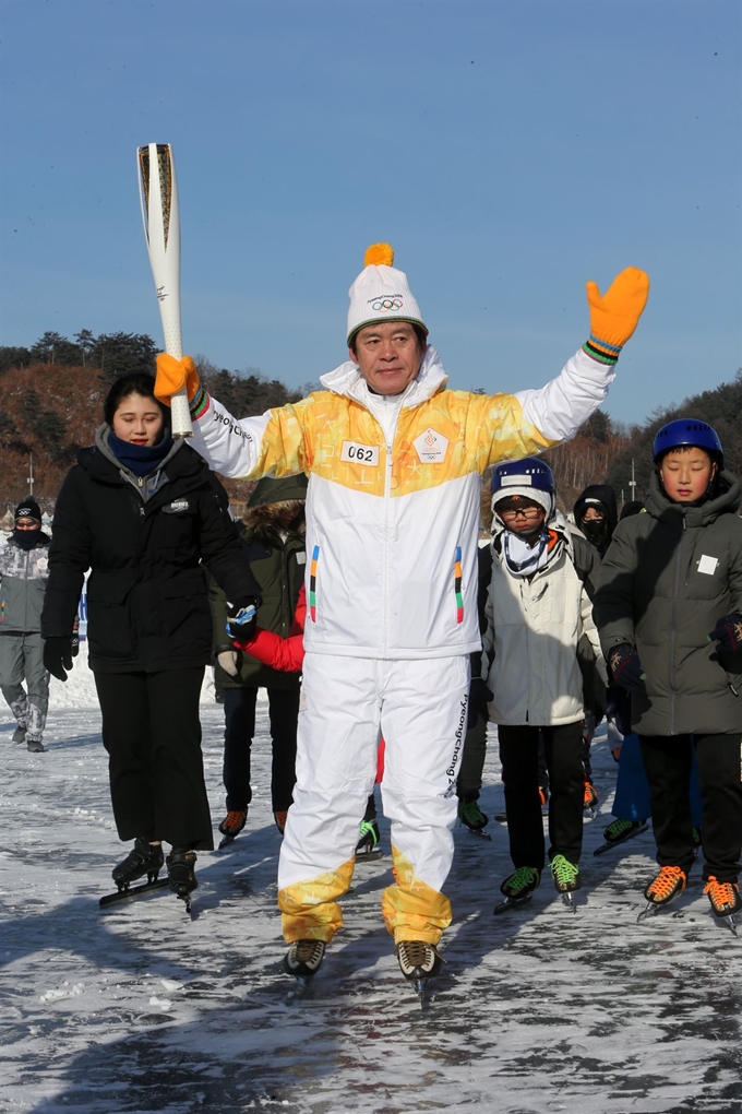 고 이영하 전 감독이 평창동계올림픽성화봉송을 하고 있는 모습. 연합뉴스