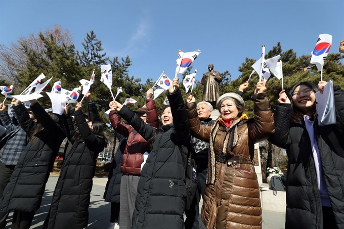 26일 오전 서울 탑골공원에서 인간성회복운동추진협의회가 개최한 북미회담 성공 기원을 위한 3.1 만세 운동 재현 행사에서 독립유공자 후손들과 대원여고 학생들이 만세를 외치고 있다. 연합뉴스