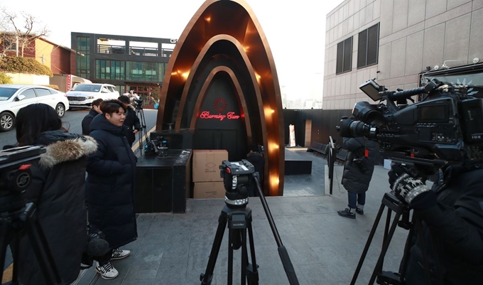 경찰과의 유착 의혹이 빚어진 서울 역삼동 클럽 ‘버닝썬’. 버닝썬과 강남서 역삼지구대에 대한 압수수색이 진행된 지난 14일 취재진이 버닝썬 앞에서 대기하고 있다. 연합뉴스