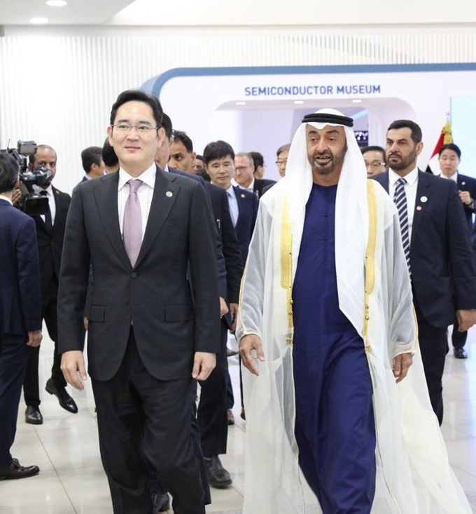 모하메드 빈 자이드 알 나흐얀(앞줄 오른쪽) 아랍에미리트(UAE) 왕세제가 26일 삼성전자 경기 화성 사업장을 방문해 이재용(왼쪽) 부회장과 함께 반도체 생산라인을 둘러보고 있다. 삼성전자 제공