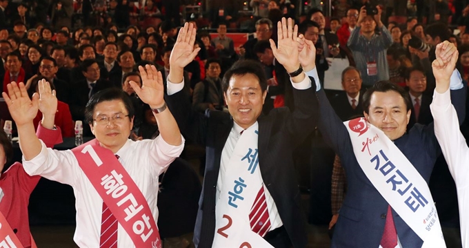 자유한국당 2.27 전당대회 당대표에 출마하는 김진태, 오세훈, 황교안 후보가 21일 부산 해운대 벡스코에서 열린 부산 울산 경남 제주 합동연설회에서 손을 흔들고 있다. 2019.2.21/부산=뉴스1