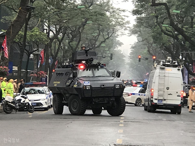 [저작권 한국일보] 26일 베트남 경찰차와 장갑차가 하노이 멜리아 호텔로 이동하고 있는 김정은 북한 국무위원장 차량을 호위하고 있다. 하노이=정민승 특파원