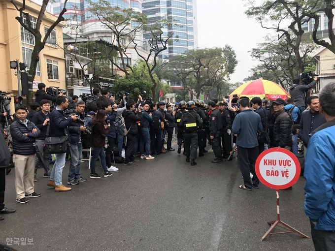 북미정상회담을 하루 앞둔, 26일 김정은 북한 국무위원장 숙소인 베트남 하노이 멜리아 호텔 앞 모습. 하노이=정민승 특파원