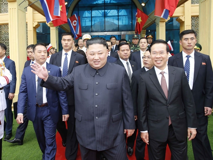 26일 김정은 북한 국무위원장이 중국과 접경지역인 베트남 랑선성 동당역에 도착해 현지 환영단에게 손 흔들고 있다. 랑선성(베트남)=연합뉴스