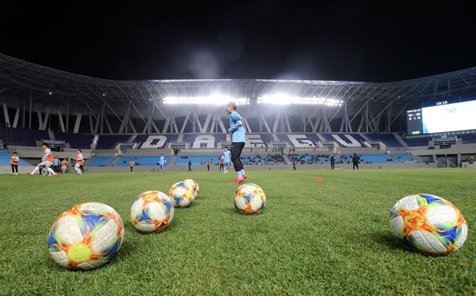 프로축구 K리그1 대구FC 선수들이 새 홈구장인 DGB대구은행파크에서 25일 열린 오픈트레이닝 행사 때 몸을 풀고 있다. 대구는 새 구장 명칭사용권을 DGB대구은행에 판매해 3년간 약 45억원을 벌어들이게 됐다. 대구=연합뉴스