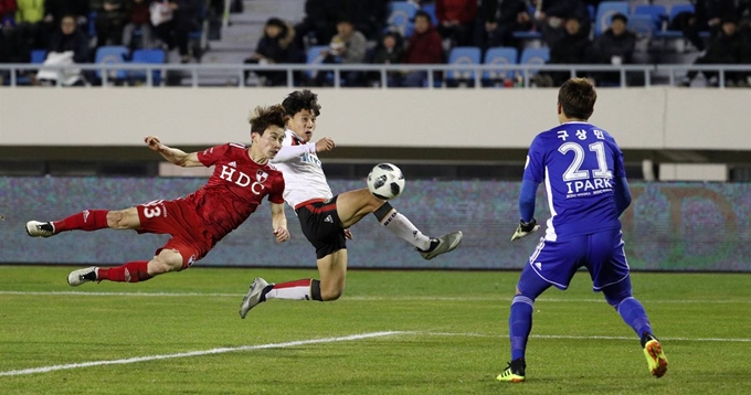 FC서울 조영욱(가운데)이 지난해 12월 6일 부산 구덕운동장에서 열린 프로축구 승강플레이오프에서 부산아이파크를 상대로 득점하고 있다. 부산=연합뉴스