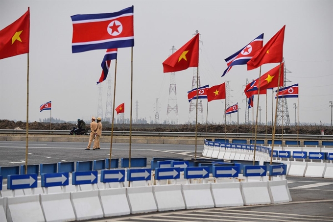 26일 베트남 하이퐁 도로 곳곳에 북한 인공기와 베트남 일성홍기가 일정한 간격으로 번갈아 걸려 있다. 하이퐁=AFP 연합뉴스