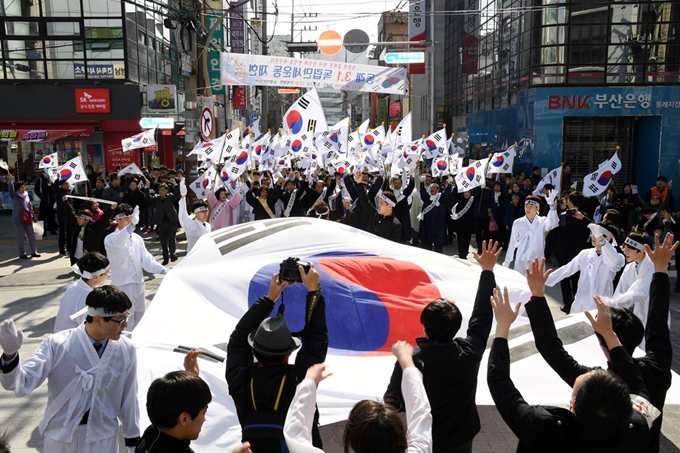 지난해 3월 1일 진행된 부산 동래구 독립만세운동 재현 행사. 동래구는 해마다 대규모 독립만세운동 재현 행사를 펼치고 있다. 부산 동래구 제공