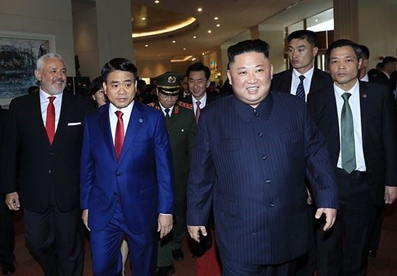 26일 김정은 북한 국무위원장이 숙소인 베트남 하노이 멜리아 호텔에 도착, 관계자들과 이동하고 있다. 하노이=VNA 연합뉴스