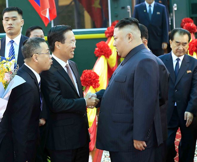 김정은(오른쪽) 북한 국무위원장 영접에 나선 보 반 트엉 당 중앙선전위원회 위원장. 베트남 공산당 권력서열 13위 인물이다. 탄닌 캡처