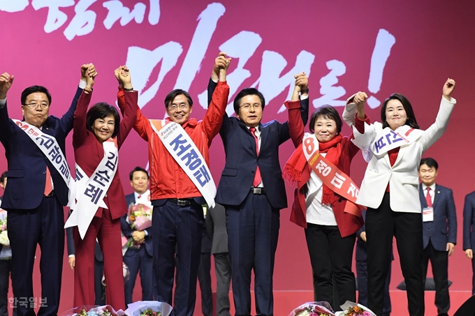 자유한국당 새 대표로 선출된 황교안 전 총리가 함께 선출되어 함께 당을 운영할 최고위원들과 함께 포즈를 하고 있다.오대근기자