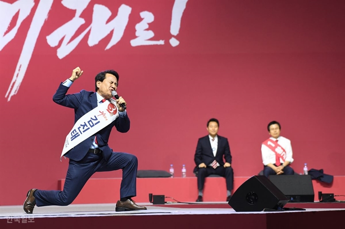 자유한국당 새 대표를 선출을 위한 전당대회가 27일 킨텍스에서 열린 가운데 김진태 후보가 몸부림을 하며 정견발표를 하고 있다. 오대근기자