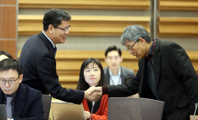 21일 서울 서초구 통일연구원 PSS홀에서 '영변 핵시설 폐기와 협력적 위협감소 : 기술적 과정과 공간전환'을 주제로 열린 정책토론회에서 김연철(왼쪽) 통일연구원장이 안진수 전 한국원자력통제기술원 책임연구원과 악수하고 있다. 연합뉴스