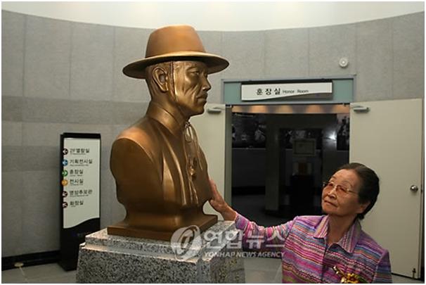 항일 의병장 왕산 허위 선생의 장손녀인 허로자씨가 경북 구미에서 열린 왕산기념관 개관식에 참석, 할아버지의 동상을 올려다 보고 있다. 2009.9.28. 연합뉴스