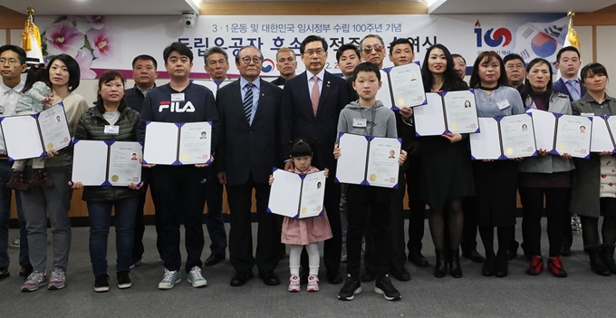 항일 의병장 왕산 허위 선생의 외현손 정안겔리나씨(첫째 줄 오른쪽에서 네번째)가 27일 오전 정부과천청사 법무부 청사에서 열린 독립유공자후손 국적증서 수여식에서 박상기 법무부 장관 등과 함께 기념촬영을 하고 있다. 연합뉴스