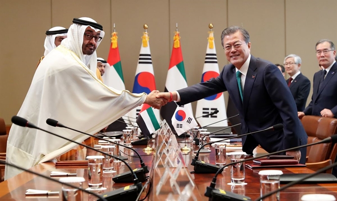 문재인 대통령이 27일 오전 청와대에서 모하메드 빈 자이드 알-나흐얀 아랍에미리트(UAE) 왕세제 겸 통합군 부총사령관과 정상회담을 하기에 앞서 악수를 하고 있다. 연합뉴스