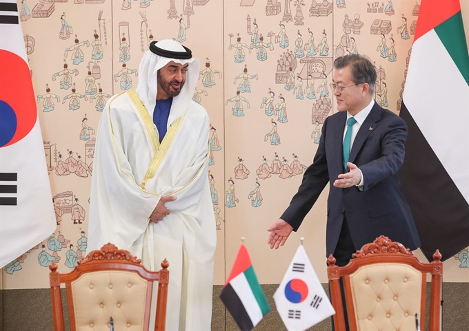 문재인 대통령과 아립에미리트(UAE) 모하메드 빈 자이드 알-나흐얀 왕세제 겸 통합군 부총사령관이 27일 청와대에서 열린 협정 및 MOU 서명식을 마친 뒤 이동하고 있다. 연합뉴스