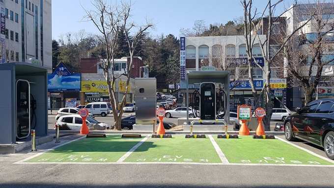 경북 구미시청 내 주차장에 설치돼 있는 전기자동차 충전기. 구미시 제공