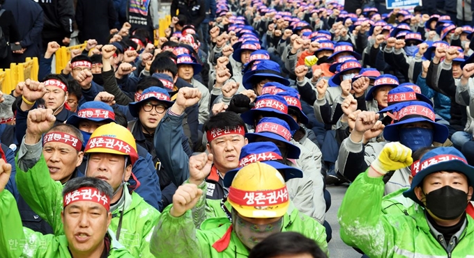 대우조선해양 노조원들이 27일 오후 서울 영등포구 여의도동 산업은행 앞에서 현대중공업 그룹의 회사 인수에 반대하는 집회를 하고 있다. 배우한 기자