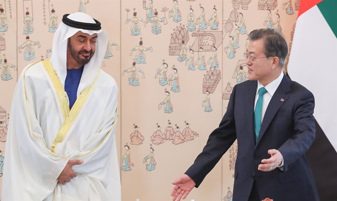 문재인 대통령과 아립에미리트(UAE) 모하메드 빈 자이드 알-나흐얀 왕세제 겸 통합군 부총사령관이 27일 청와대에서 열린 협정 및 MOU 서명식을 마친 뒤 이동하고 있다. 연합뉴스