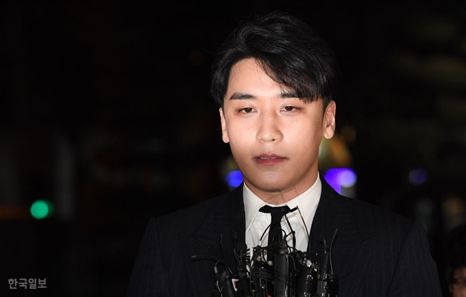 ‘해외 투자자 성접대’ 의혹 등을 받고 있는 그룹 빅뱅의 승리(29ㆍ본명 이승현)가 27일 오후 9시 조사를 받기 위해 서울경찰청 광역수사대에 들어가고 있다.배우한 기자