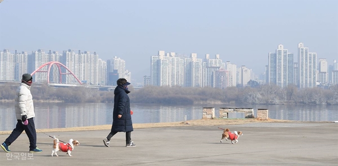 연휴가 시작되는 삼일절에도 전날에 이어 미세먼지가 ‘나쁨’ 수준을 기록할 전망이다. 서재훈 기자