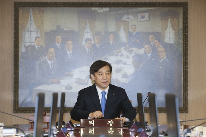 이주열 한국은행 총재가 28일 오전 서울 중구 한국은행 본부에서 열린 금융통화위원회 회의를 주재하고 있다. 뉴시스