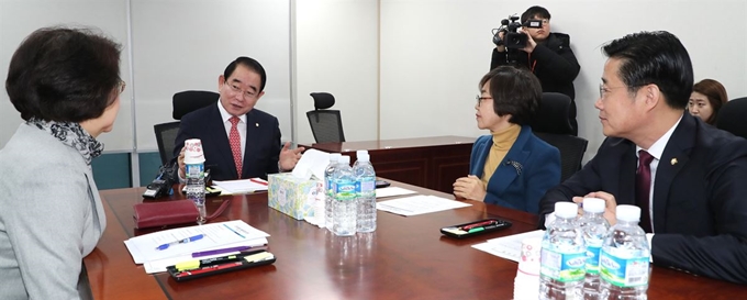 28일 국회 의원회관에서 여야 3당 윤리특별위원회 위원장과 간사들이 회의를 하고 있다. 왼쪽부터 자유한국당 김승희 간사, 자유한국당 박명재 위원장, 더불어민주당 권미혁, 바른미래당 이태규 간사. 연합뉴스