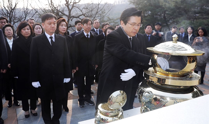 황교안 자유한국당 신임 대표를 비롯한 지도부가 28일 오전 서울 동작구 국립서울현충원을 찾아 김대중 전 대통령 묘역을 참배하고 있다. 2019.2.28/뉴스1