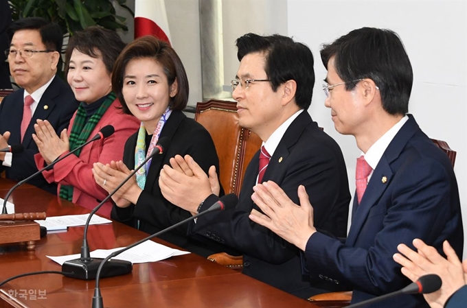 자유한국당 황교안 대표가 28일 오전 국회 최고위원회의에서 나경원 원내대표의 축하를 담은 박수제의에 다른 최고위원들과 함께 박수치고 있다. 오대근기자