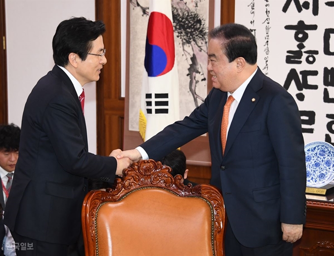 자유한국당 황교안 대표가 28일 국회에서 취임 인사차 문의상 국회의장을 방문해 악수를 나누고 있다. 오대근기자