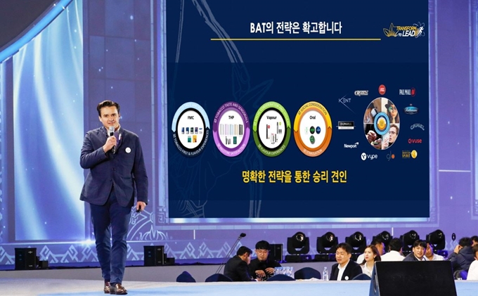 매튜 쥬에리(Matthieu Juery) BAT 코리아 사장이 지난 25일 경주화백컨벤션센터에서 열린 2019 전국 세일즈 컨퍼런스에서 사업목표를 설명하고 있다. BAT 코리아 제공