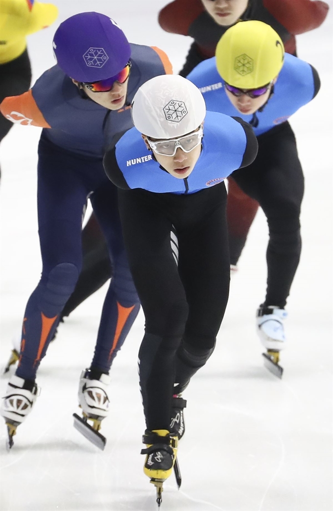 19일 목동실내빙상장에서 열린 제100회 전국동계체육대회 남자대학부 쇼트트랙 1500m 준결승전에서 김건우가 역주하고 있다. 연합뉴스