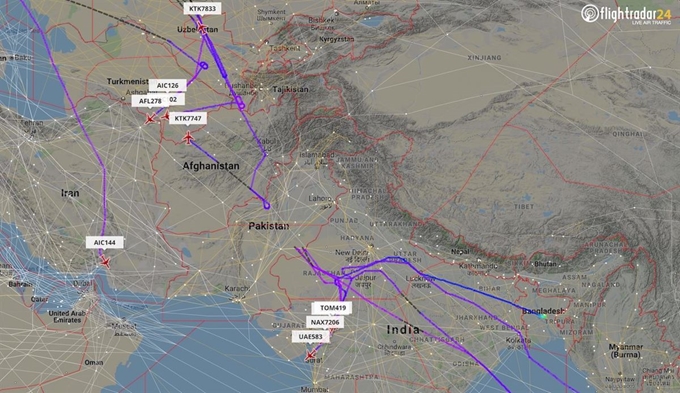 파키스탄의 영공 폐쇄 조치로 파키스탄 상공을 지날 예정이었던 항공기들이 항로를 수정해 되돌아가고 있는 모습을 표시한 지도. 플라이트레이더24닷컴 캡처