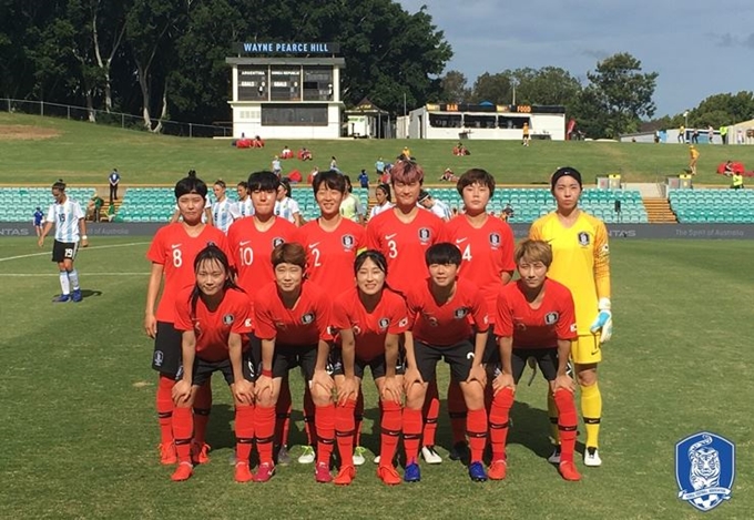 여자 축구국가대표팀이 28일 호주 시드니 라이카드 오벌에서 열린 4개국 친선대회 아르헨티나전에 앞서 기념 촬영을 하고 있다. 대한축구협회 제공