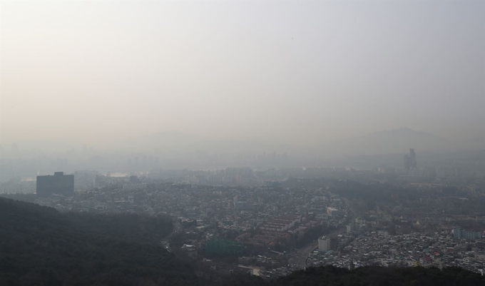 서울과 수도권 지역에 고농도 미세먼지 예비저감조치가 시행된 28일 오전 서울 중구 남산에서 바라본 서울 도심에 미세먼지와 안개가 자욱하다. 연합뉴스