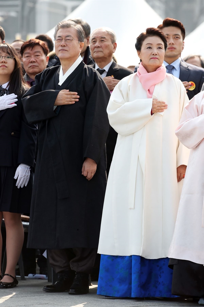 문재인 대통령과 부인 김정숙 여사가 1일 오전 서울 광화문에서 열린 제100주년 3ㆍ1절 기념식에서 국기에 경례하고 있다. 연합뉴스