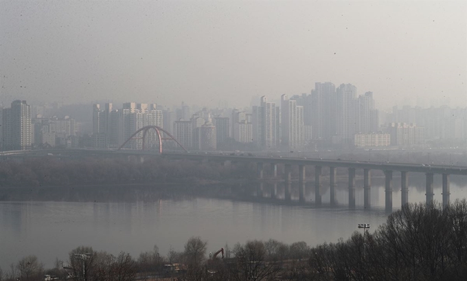 3.1절 100주년인 1일 오전 서울 여의도에서 바라본 시내가 미세먼지로 뿌옇다. 연합뉴스