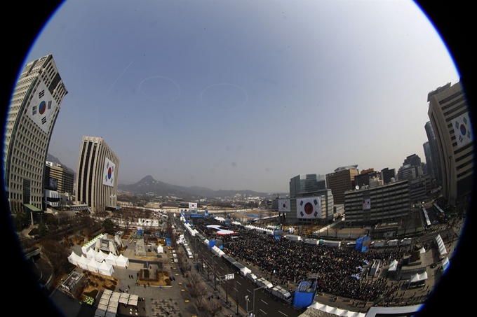 1일 오전 서울 광화문에서 문재인 대통령 내외가 참석한 가운데 열린 제100주년 3.1절 기념식에서 공군 특수비행팀 '블랙이글스'가 3.1운동 100주년을 기리는 '100'을 새기고 있다. 연합뉴스