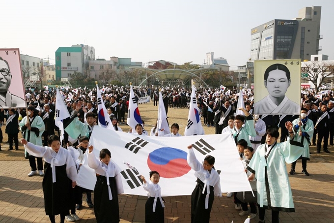 해남군민광장에서 학생 등 군민 600여명이 참석해 3ㆍ1절 100주년을 맞아 만세재현행사가 열렸다.