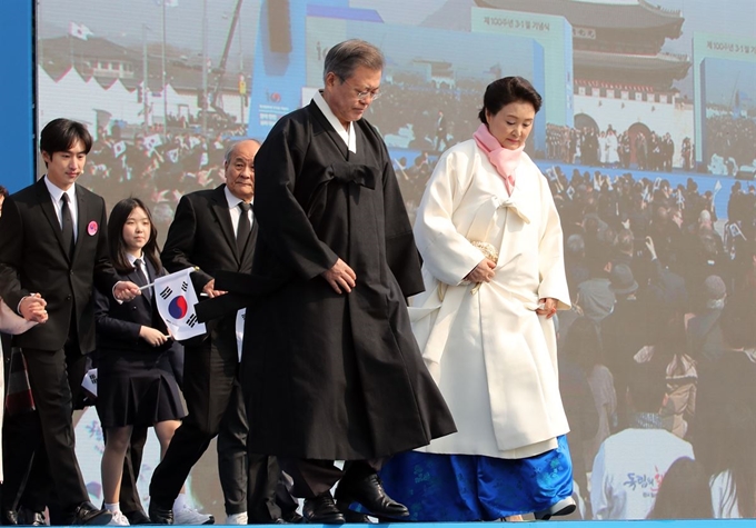 문재인 대통령과 부인 김정숙 여사가 1일 오전 서울 광화문에서 열린 제100주년 3.1절 기념식에서 33인의 시민들과 행사장에 입장하고 있다. 연합뉴스