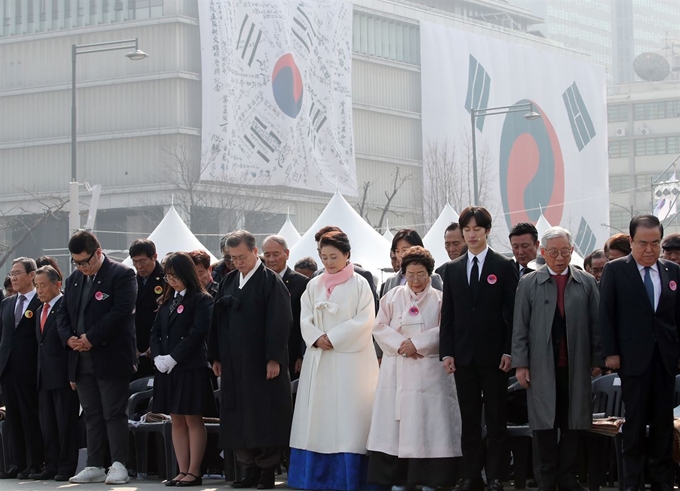 문재인 대통령과 부인 김정숙 여사가 1일 오전 서울 광화문에서 열린 제100주년 3.1절 기념식에서 묵념하고 있다. 연합뉴스