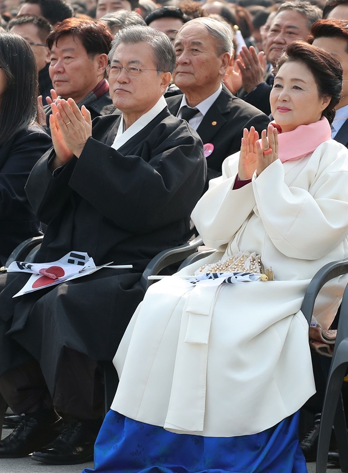 문재인 대통령과 부인 김정숙 여사가 1일 오전 서울 광화문에서 열린 제100주년 3.1절 기념식에 참석하고 있다. 연합뉴스