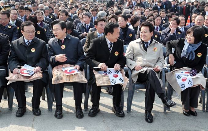 1일 서울 광화문에서 열린 제100주년 3ㆍ1절 기념식에 여야 5당 대표가 참석했다. 왼쪽부터 더불어민주당 이해찬 대표, 자유한국당 황교안 대표, 바른미래당 손학규 대표, 민주평화당 정동영 대표, 정의당 이정미 대표. 연합뉴스